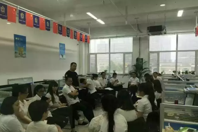 家人們開展學(xué)習(xí)探討活動。 