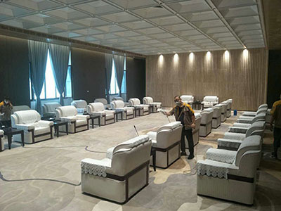 乾港集團的施工師傅們正在進行除甲醛施工